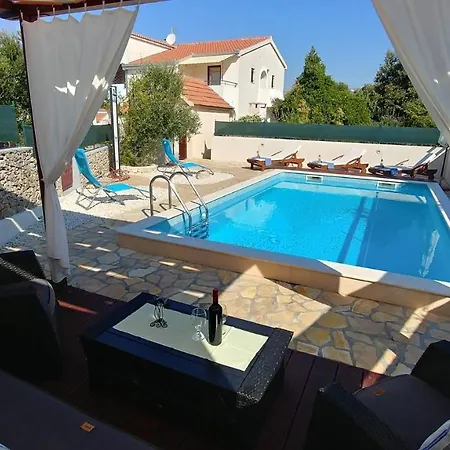 Bo&dy With Private Pool
