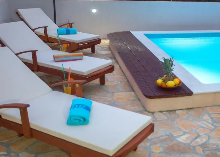 Bo&dy With Private Pool דירה