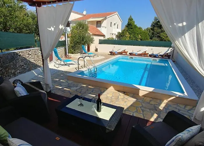 Bo&dy With Private Pool