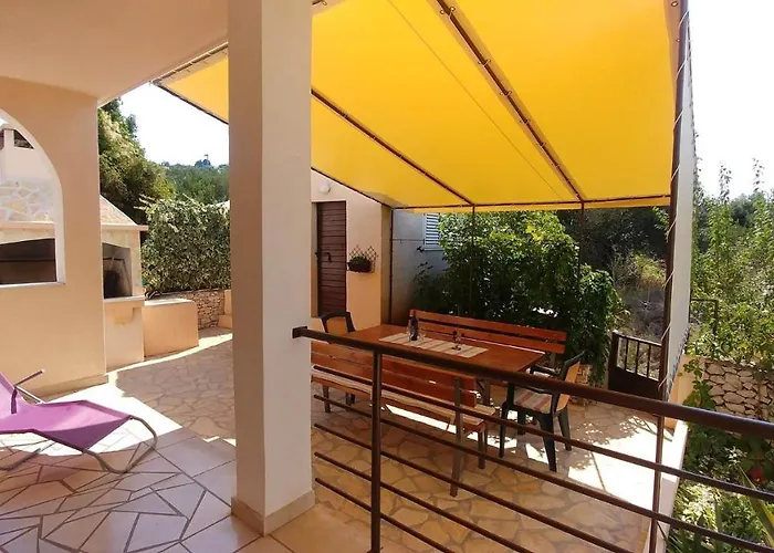 Bo&dy With Private Pool