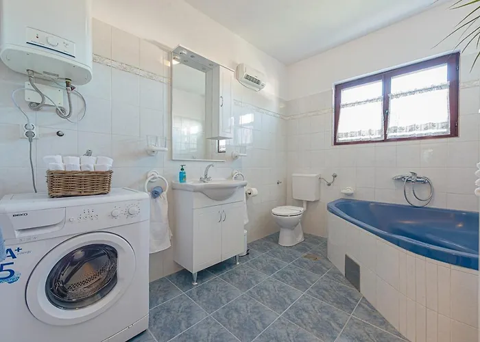 Bo&dy With Private Pool