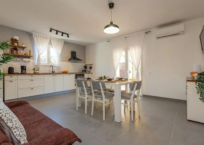 Bo&dy With Private Pool